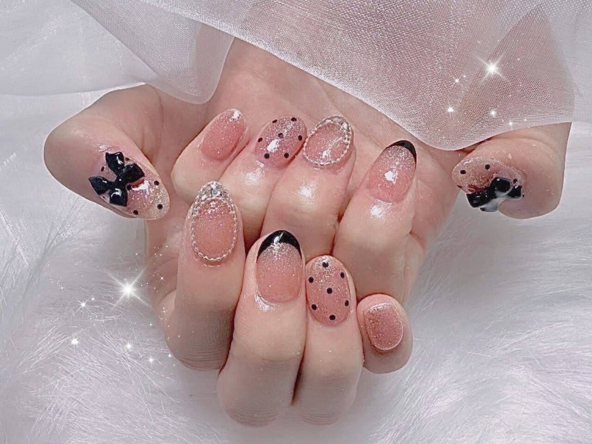 大人の甘さ♪ ドット×リボンのガーリーネイル
